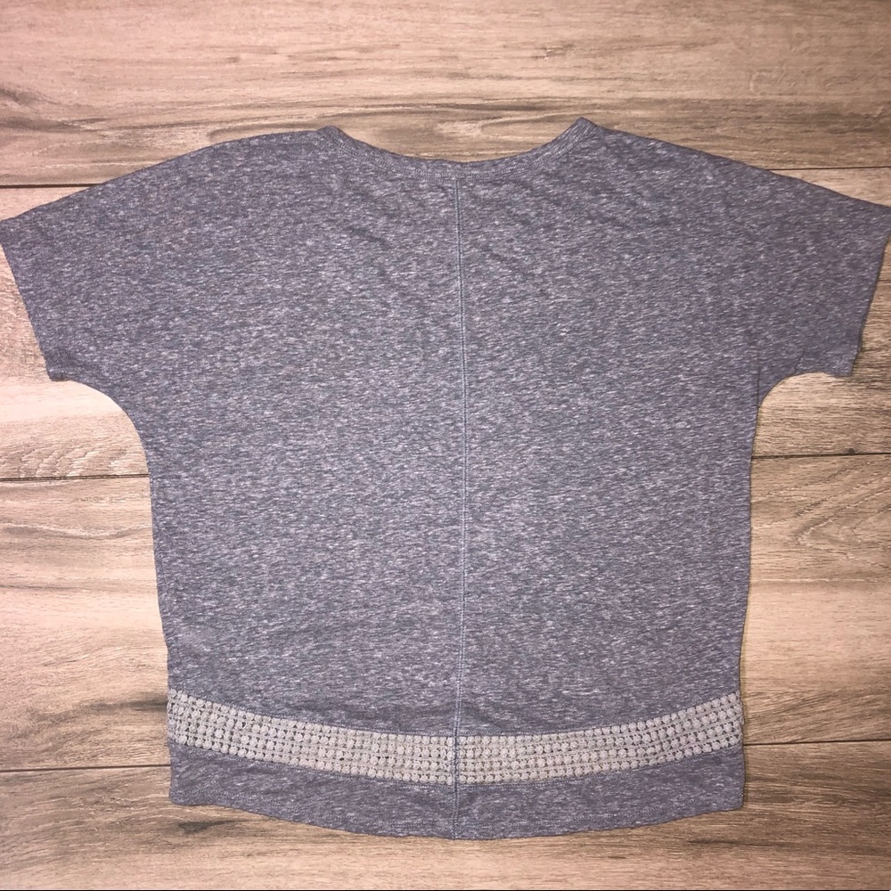Relaxed Fit Gray Old Navy Tee w/Crochet Accent EUC - Picture 2 of 2